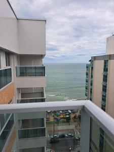 Lindo apartamento na praia do morro com vista para o mar, espaçoso, prédio novinho