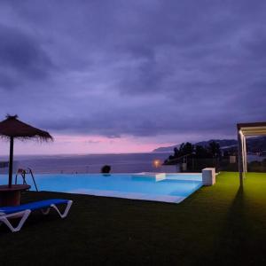 Piso de lujo en la playa de un pueblo de Granada con piscina infiniti, yacuzzi en la piscina, tumbonas privadas y mucho más