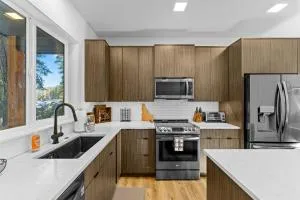 Sharlie's Chateau - Sleek, modern, new-build home near golf, park, and lake - McCall