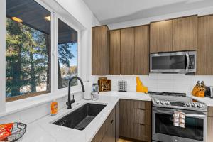 Sharlies Chateau - Sleek, modern, new-build home near golf, park, and lake