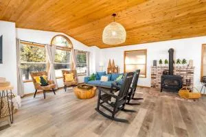 Lovely Home in Pollock Pines with Hot Tub - 普莱瑟维尔