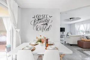 Creative Haven Chic 3-Bedroom with Artistic Touches - Lakeside