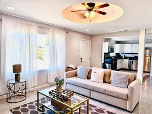 Creative Haven Chic 3-Bedroom with Artistic Touches