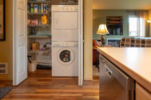 Icicle Ridge Suite- Pet Friendly- Upstairs Unit
