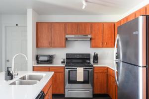 Modern Condo with Pool Gym Workspaces & BBQ