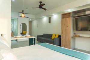 Oceanfront studio + sunset views CB1403