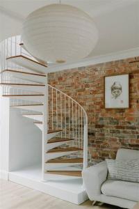 Spacious 4-Bedroom Manly Beach Apartment, Balcony, Bath & Fireplace, 2 Min to Beach