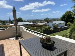 Close motorway, free breakfast, Fabulous views, selfcontained - Te Atatu