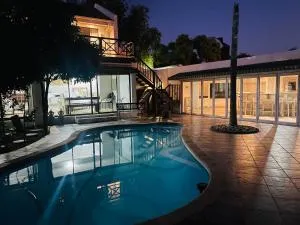 The white house - Beacon Bay