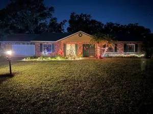 Lake Valrico's Camelot Court with HEATED POOL & access to private lake - Valrico