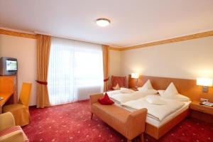 Family Room (2 Adults + 1 Child) room in Hotel Hochheide