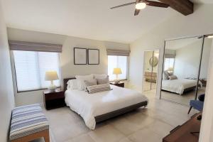 High-End Mid-Century Condo on the golf course