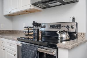 The Travelers Retreat, 5 mins to airport and 15 mins to downtown