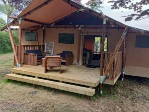 Maisons de vacances Cabane Trappeur Lodge avec Jacuzzi et Ferme Pedagogique - FR-1-410-458 : photos des chambres