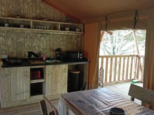Maisons de vacances Cabane Trappeur Lodge avec Jacuzzi et Ferme Pedagogique - FR-1-410-458 : photos des chambres