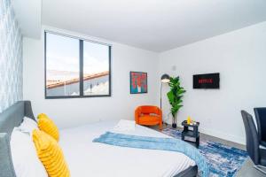 Luxury Studio Suite with King Bed Near Brickell & Marlins Park
