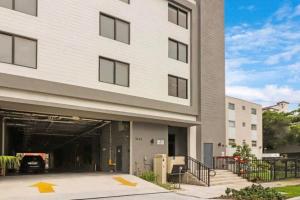 Luxury Studio Suite with King Bed Near Brickell & Marlins Park