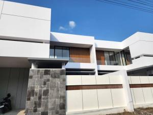 New modern 2BR Private villa- 5mins to the beach