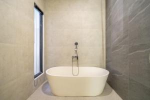 Villa Arcelio Modern 2BR Pool & Near Obsidian Gym