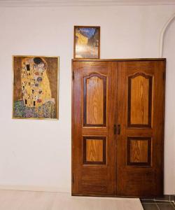 The best trip of my life at Suwon Haenggung, 4 people, Changnyongmun, relaxation, love stay, essence of Airbnb, beam TV, healing and love stay