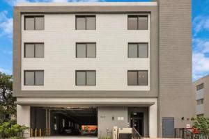 Modern 1BR Suite with King Bed Near Brickell, Downtown & Wynwood