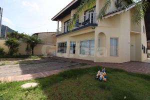 Sobrado no centro frente ao mar