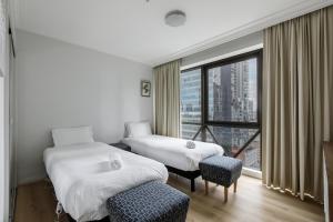 Modern Nomads Central Melbourne Spacious 2BR City Skyline Views