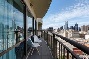 Modern Nomads Central Melbourne Spacious 2BR City Skyline Views