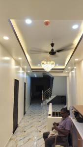 Om Palace Inn