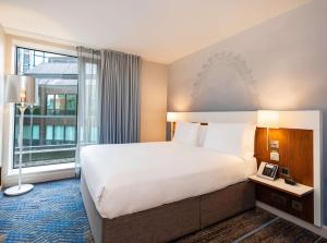 Deluxe Queen Room room in DoubleTree by Hilton Hotel London - Tower of London