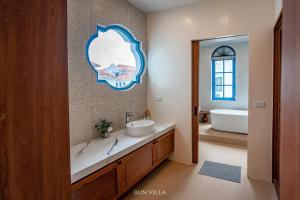 Spacious 6BR Villa Near Beach