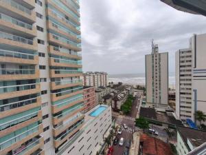 Apto de 180m vista mar, com 03 suites equipadas com ar condicionado, tvs e sacada, varanda gourmet e 02 vagas de garagem cobertas, a 50 metros da praia Tupi