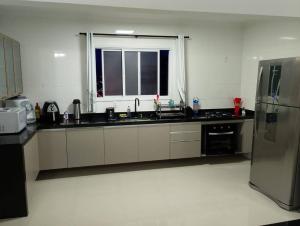 Apto de 180m vista mar, com 03 suites equipadas com ar condicionado, tvs e sacada, varanda gourmet e 02 vagas de garagem cobertas, a 50 metros da praia Tupi