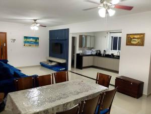 Apto de 180m vista mar, com 03 suites equipadas com ar condicionado, tvs e sacada, varanda gourmet e 02 vagas de garagem cobertas, a 50 metros da praia Tupi