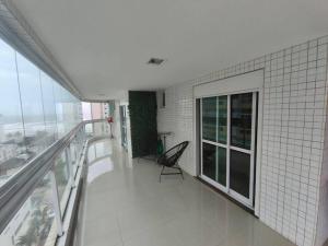 Apto de 180m vista mar, com 03 suites equipadas com ar condicionado, tvs e sacada, varanda gourmet e 02 vagas de garagem cobertas, a 50 metros da praia Tupi