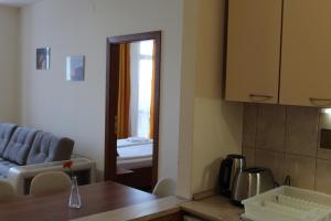 Apartment for 6 in Flora main building - prime location!