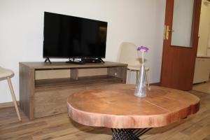 Apartment for 6 in Flora main building - prime location!