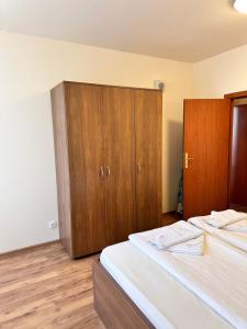 Apartment for 6 in Flora main building - prime location!