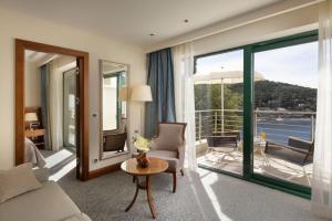 Suite with Balcony and Partial Sea View room in Hotel More