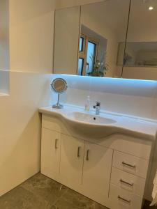 House in city centre with free parking