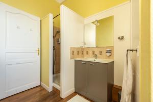 B&B / Chambres d'hotes Chateau de Salornay : Chambre Quadruple - Vue sur Jardin