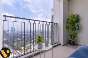Vogue Vacation Homes, Downtown Views II with Direct Access to Dubai Mall Via a Climate Controlled Bridge, One Bedroom Apartment with Balcony and City View