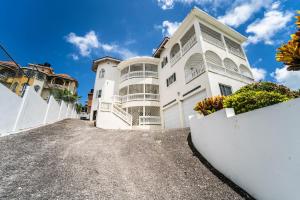 Skyline Suites 2 Queen bedroom - perfect for a couples getaway! condo