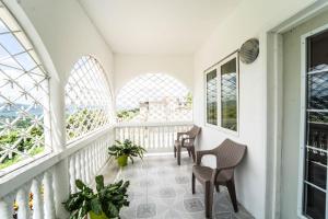 Skyline Suites 2 Queen bedroom - perfect for a couples getaway! condo