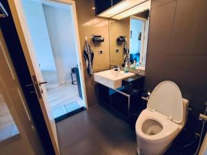 1BR at Thonglor BTS InfinityPool overlooking city
