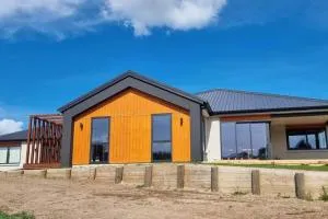 Modern Hilltop Retreat with Mountain Views - Tarukenga