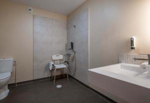 Hotels B&B HOTEL La Rochelle Centre Les Minimes : photos des chambres