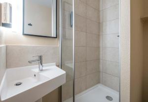 Hotels B&B HOTEL La Rochelle Centre Les Minimes : photos des chambres