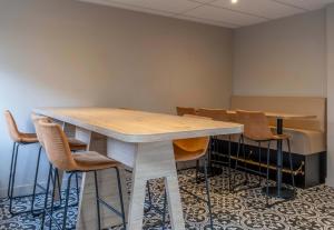 Hotels B&B HOTEL La Rochelle Centre Les Minimes : photos des chambres