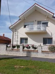 Foldszinti franciaagyas szoba sajat furdoszobaval - 伦蒂